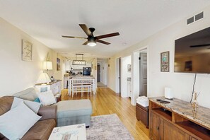 TV, offices - Beachaven pet friendly condo w/community pool, patio, close to restaurants (Rehoboth Beach)
