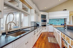 Fridge, microwave, oven, stovetop - The Chancellery pet friendly house with private patio, balcony & grill (Dewey Beach)