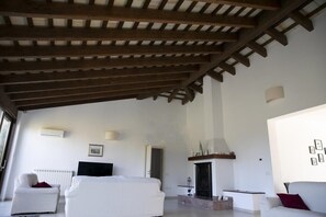 TV, fireplace - Villa le Muse - beautiful detached villa with swimming pool, (Marsala)