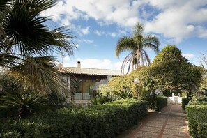 Property grounds - Villa le Muse - beautiful detached villa with swimming pool, (Marsala)