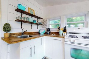 Fridge, microwave, oven, stovetop - Downtown condo near the ocean with WiFi, rooftop deck, central AC, & washer/dryer (Rehoboth Beach)