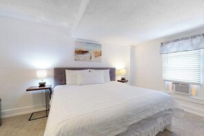 Iron/ironing board, WiFi, bed sheets - Downtown condo near the ocean with WiFi, rooftop deck, central AC, & washer/dryer (Rehoboth Beach)