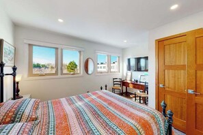 Desk, iron/ironing board, WiFi, bed sheets - Lovely, ocean-block contemporary condo with pool, fast WiFi, balcony & W/D (Rehoboth Beach)