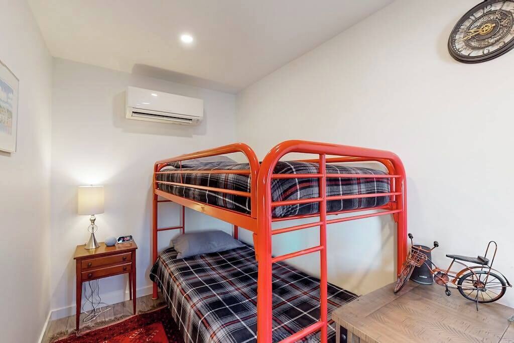 Desk, iron/ironing board, WiFi, bed sheets