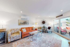 TV, DVD player - Lovely, ocean-block contemporary condo with pool, fast WiFi, balcony & W/D (Rehoboth Beach)