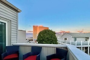 Terrace/patio - Lovely, ocean-block contemporary condo with pool, fast WiFi, balcony & W/D (Rehoboth Beach)