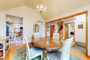 Dining - Town of Rehoboth Beach home with fast wifi, ac, patio, & w/d - 2 dogs ok (Rehoboth Beach)