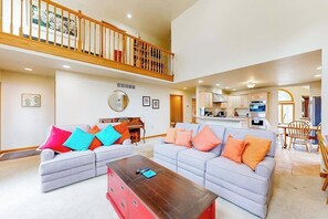 TV, offices - Town of Rehoboth Beach home with fast wifi, ac, patio, & w/d - 2 dogs ok (Rehoboth Beach)