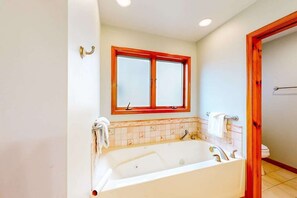 Shower, towels - Town of Rehoboth Beach home with fast wifi, ac, patio, & w/d - 2 dogs ok (Rehoboth Beach)