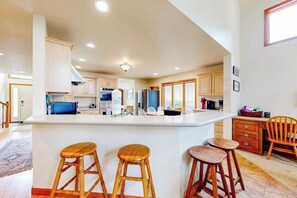Fridge, microwave, oven, stovetop - Town of Rehoboth Beach home with fast wifi, ac, patio, & w/d - 2 dogs ok (Rehoboth Beach)