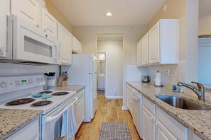 Fridge, microwave, oven, stovetop - Spacious Creekwood condo with an outdoor Balcony, W/D & Free WIFI (Rehoboth Beach)