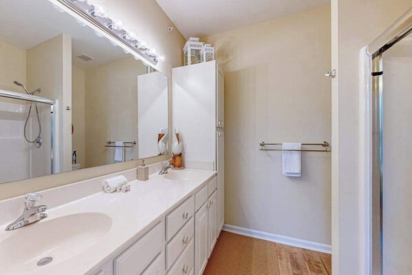 Shower, hair dryer, towels - Spacious Creekwood condo with an outdoor Balcony, W/D & Free WIFI (Rehoboth Beach)