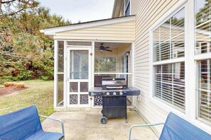 Terrace/patio - Eagles Landing home with gas fireplace, washer/dryer, pool & tennis court (Rehoboth Beach)