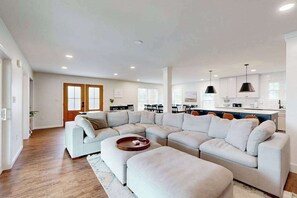 TV - Rehoboth Beach group getaway with private pool & 2 studio apts (Rehoboth Beach)
