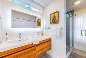 Shower, towels - Rehoboth Beach group getaway with private pool & 2 studio apts (Rehoboth Beach)
