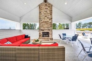 Outdoor dining - Arbor-Lyn house with shared pool, fire pit, deck & gas grill (Rehoboth Beach)