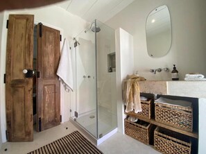 Douche, serviettes fournies, savon, papier toilette