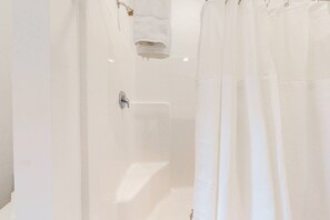 Shower, hair dryer, towels - Rehoboth Beach House with washer/dryer, on-site pool & foosball - near golf (Rehoboth Beach)