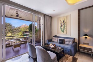 Deluxe Triple Room | Living area