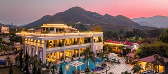 ELIVAAS Prive Mountain Creek 1 Luxe Room
