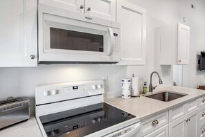 Geladeira, micro-ondas, fogão, cooktop