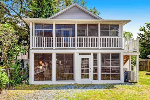 Dog-friendly Rehoboth Beach cottage steps from the beach & boardwalk