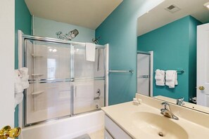Shower, towels - Inviting townhome with a pool, central AC, WiFi, & washer/dryer (Rehoboth Beach)