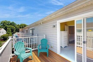 Terrace/patio - Inviting townhome with a pool, central AC, WiFi, & washer/dryer (Rehoboth Beach)