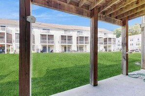Property grounds - Inviting townhome with a pool, central AC, WiFi, & washer/dryer (Rehoboth Beach)