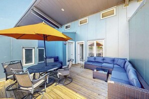 Outdoor dining - Rehoboth Beach dog friendly townhome w/deck, patio, grill close to marina (Rehoboth Beach)