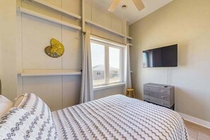 Tabla de planchar con plancha, cuna de viaje, wifi y ropa de cama