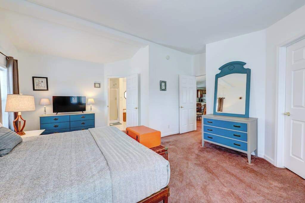 Tabla de planchar con plancha, wifi y ropa de cama 