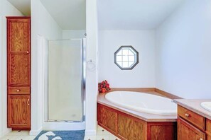 Shower, hair dryer, towels - Affordable dog-frienedly beach home w/private deck, gas grill, enclosed yard (Rehoboth Beach)