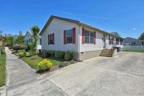 Exterior - Affordable dog-frienedly beach home w/private deck, gas grill, enclosed yard (Rehoboth Beach)