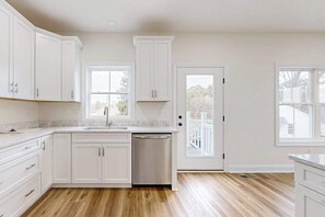 Fridge, microwave, oven, stovetop - Spacious townhouse w/patio, balcony, WIFI, W/D (Rehoboth Beach)
