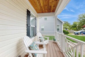 Terrace/patio - Town of Rehoboth Beach cottage with covered porch, deck, grill, AC, & W/D (Rehoboth Beach)