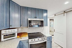 Fridge, microwave, oven, stovetop - The Boxwood House dog-friendly condo w/beach access, WIFI (Rehoboth Beach)