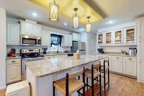Fridge, microwave, oven, stovetop - Rehoboth Beach dog-friendly, hot tub, game room, and Washer/Dryer (Rehoboth Beach)