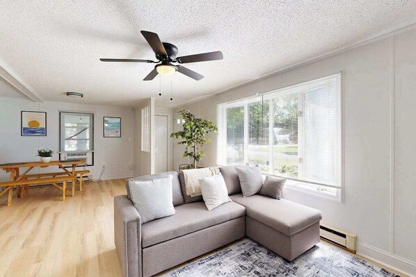 TV, offices - Town of Rehoboth Beach Dog friendly home with W/D & free WIFI (Rehoboth Beach)