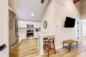 Fridge, microwave, oven, stovetop - Town of Rehoboth Beach dog-friendly cottage with a private pool, washer/dryer (Rehoboth Beach)