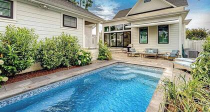 Town of Rehoboth Beach dog-friendly cottage with a private pool, washer/dryer
