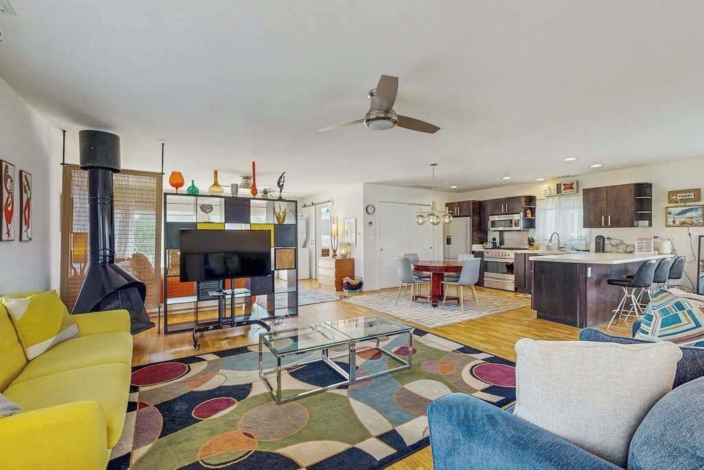 TV, fireplace, offices