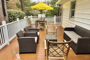 Outdoor dining - Country Manor dog friendly house w/ping pong, deck & balcony (Rehoboth Beach)