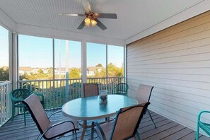 Outdoor dining - Bear Trap Dunes 2nd-floor, lakefront condo w/ pool and free WiFi - 1 dog OK (Ocean View)