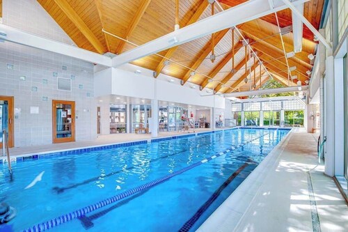 Bear Trap Dunes 2nd-floor, lakefront condo w/ pool and free WiFi - 1 dog OK