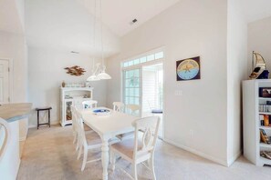 Dining - Bear Trap Dunes 2nd floor condo w/ tennis court, pool, and golf on-site (Ocean View)