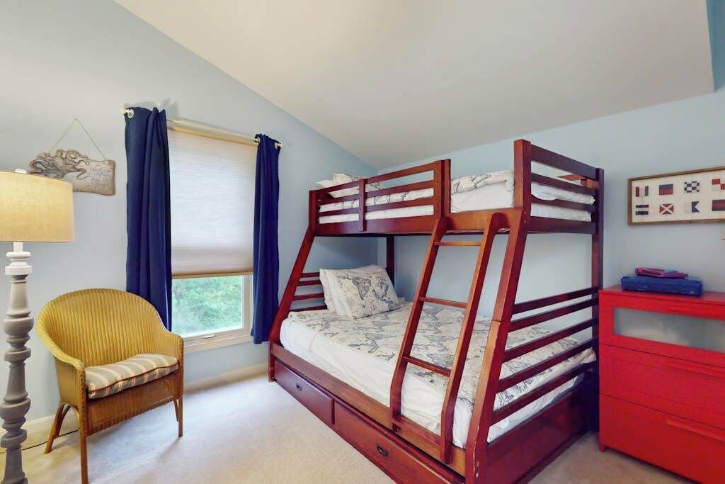 Desk, iron/ironing board, travel cot, WiFi