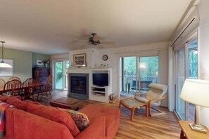 TV, fireplace, DVD player, offices - Sea Colony Tennis 1st-floor condo with gym, pool, & tennis court (Bethany Beach)