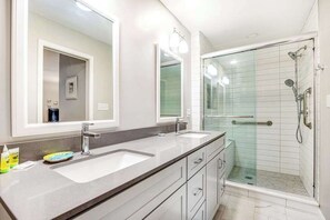 Shower, hair dryer, towels - Sea Colony Tennis 1st-floor condo with gym, tennis court, & sauna (Bethany Beach)