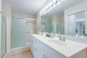Shower, hair dryer, towels - Sea Colony Tennis 1st-floor condo with sauna, gym, & pool (Bethany Beach)